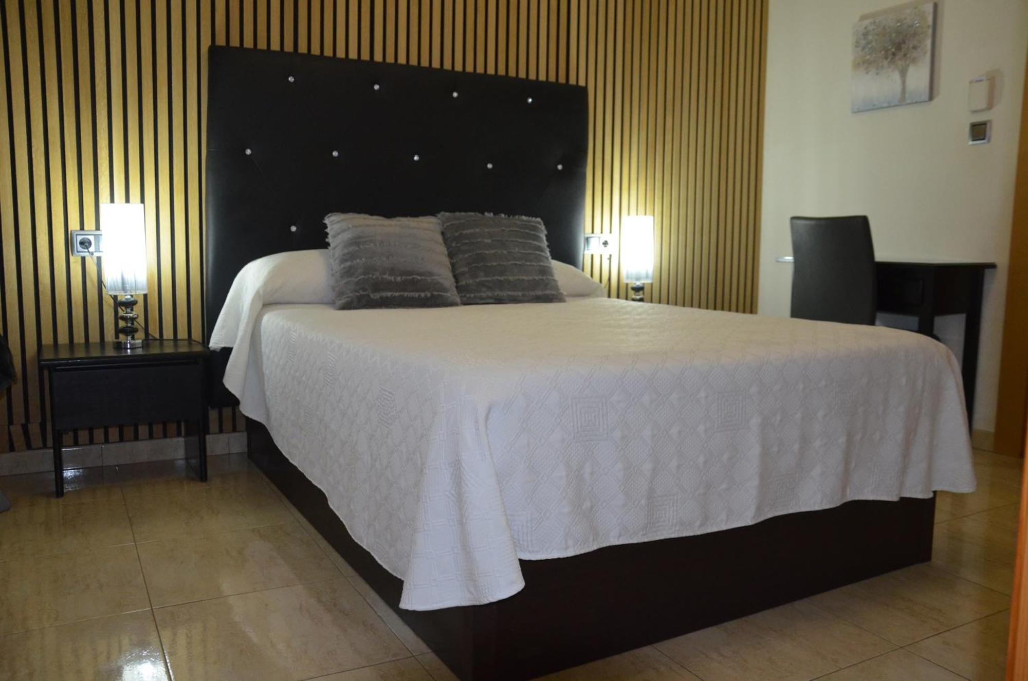 Hostal Mont Royal Аликанте Екстериор снимка
