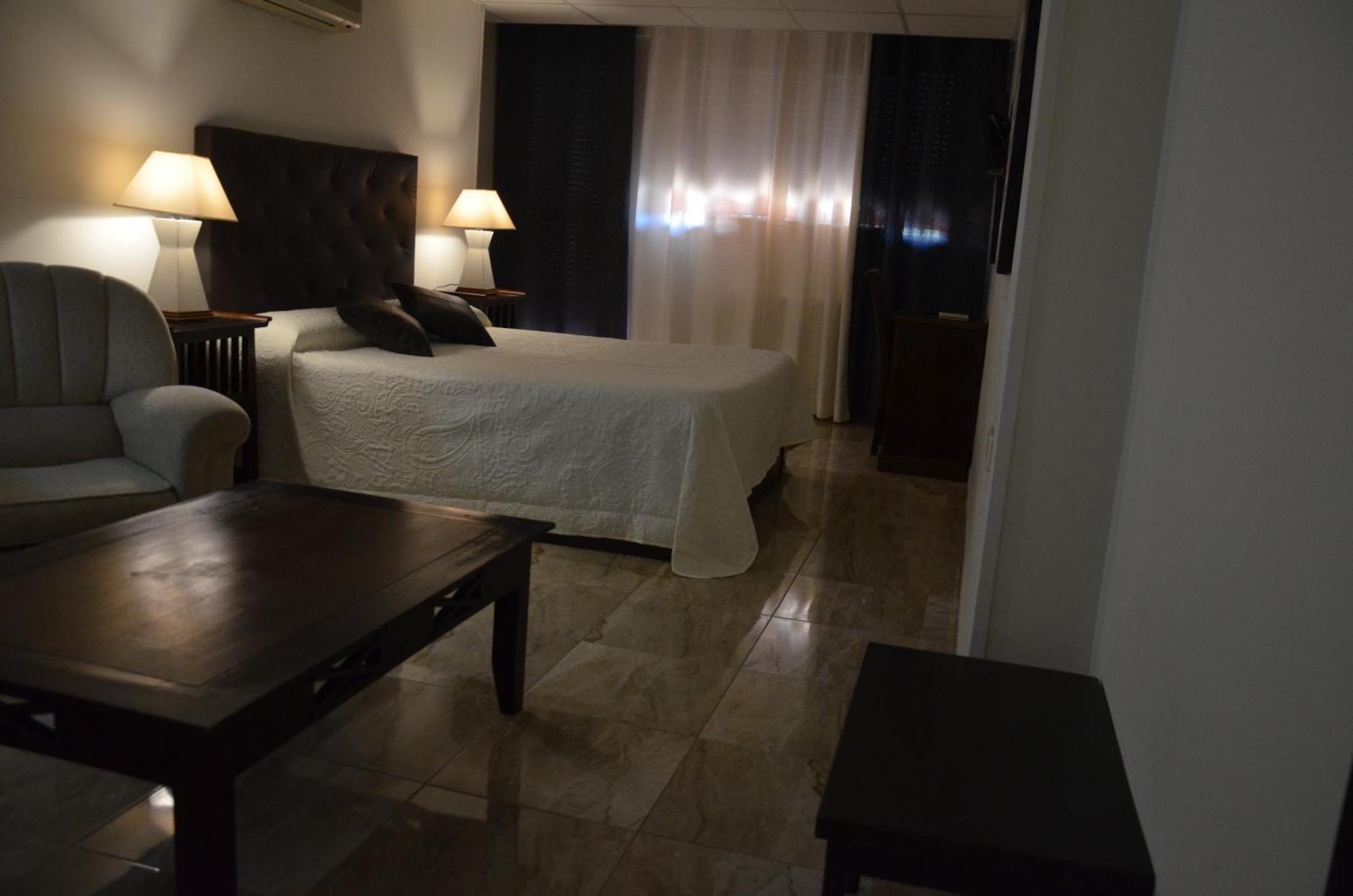 Hostal Mont Royal Аликанте Екстериор снимка